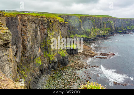 Vue spectaculaire sur les falaises rocheuses le long de la promenade côtière de Doolin route vers les falaises de Moher, et géosites geopark, façon sauvage de l'Atlantique Banque D'Images
