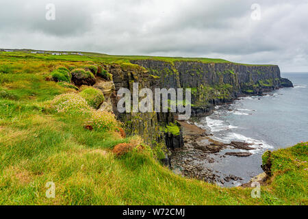 Vue sur la campagne irlandaise et de falaises rocheuses le long de la promenade côtière de Doolin route vers les falaises de Moher, de façon sauvage de l'Atlantique Banque D'Images