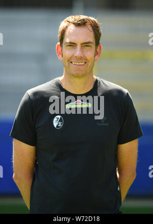 Freiburg, Allemagne. Le 04 août, 2019. Bundesliga : Soccer : SC Freiburg prend des photos pour la saison 2019-2020 dans le Schwarzwaldstadion. Physiothérapeute Markus Behrens. Crédit : Patrick Seeger/DPA - NOTE IMPORTANTE : en conformité avec les exigences de la DFL Deutsche Fußball Liga ou la DFB Deutscher Fußball-Bund, il est interdit d'utiliser ou avoir utilisé des photographies prises dans le stade et/ou la correspondance dans la séquence sous forme d'images et/ou vidéo-comme des séquences de photos./dpa/Alamy Live News Banque D'Images