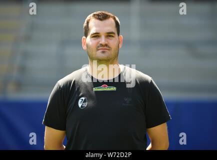 Freiburg, Allemagne. Le 04 août, 2019. Bundesliga : Soccer : SC Freiburg prend des photos pour la saison 2019-2020 dans le Schwarzwaldstadion. Stowwart Max Beckmann. Crédit : Patrick Seeger/DPA - NOTE IMPORTANTE : en conformité avec les exigences de la DFL Deutsche Fußball Liga ou la DFB Deutscher Fußball-Bund, il est interdit d'utiliser ou avoir utilisé des photographies prises dans le stade et/ou la correspondance dans la séquence sous forme d'images et/ou vidéo-comme des séquences de photos./dpa/Alamy Live News Banque D'Images