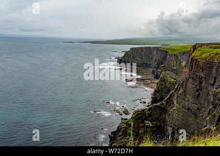 Le paysage de falaises rocheuses dans la campagne irlandaise le long de la promenade côtière de Doolin route vers les falaises de Moher, de façon sauvage de l'Atlantique Banque D'Images