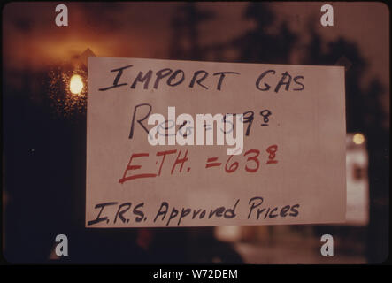 L'essence importée a été VENDU À CETTE STATION-SERVICE, AU COURS DE LA CRISE DU CARBURANT À L'automne et l'hiver de 1973-1974. Il a été DEUX FOIS LE PRIX DU GAZ DOMESTIQUE ET IL Y AVAIT PEU DE CLIENTS Au premier abord. Mais le nombre a augmenté à mesure que la crise s'est Banque D'Images