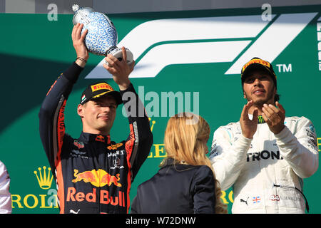 Hungaroring, Mogyorod, Budapest, Hongrie. 4e août 2019. Formula 1 Grand Prix Rolex Hongrie ; la Journée de la course ; l'Aston Martin Red Bull Racing, Max Verstappen célèbre sa 2ème place sur le podium : Action Crédit Plus Sport/Alamy Live News Banque D'Images