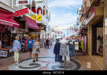 Torremolinos, Malaga province, Andalusia, Spain - Juin 19th, 2019 : les gens marcher sur une rue piétonne commerçante au centre de Torremolinos. Banque D'Images