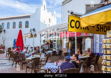 Torremolinos, Malaga province, Andalusia, Spain - Juin 19th, 2019 : Les gens s'asseoir à un café en plein air par l'église de San Miguel au centre de Torrem Banque D'Images