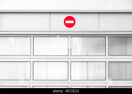 Pas d'entrée panneau de circulation sur le mur gris, industriels architecture minimaliste avec avertissement de signalisation, couleur rouge de pop up Banque D'Images