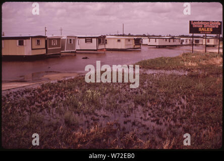 Au printemps de 1973, le fleuve Mississippi A ATTEINT SON PLUS HAUT NIVEAU EN PLUS DE 150 ANS. Les inondations sans précédent A EU LIEU DANS LE BASSIN DU FLEUVE. Particulièrement touchés ONT ÉTÉ LA ZONE DE MARAIS EN DESSOUS DE LA NOUVELLE ORLÉANS ET L'ENSEMBLE DU BASSIN DE LA RIVIÈRE ATCHAFALAYA, inondé les MAISONS MOBILES SUR L'AUTOROUTE 90 SUR LE CÔTÉ NORD DE HOUMA Banque D'Images