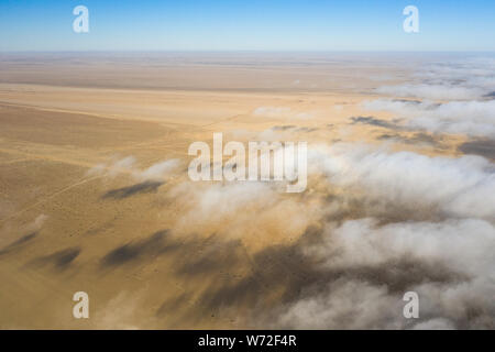 Brouillard côtier roulant sur le paysage désertique de Skeleton Coast. Skeleton Coast, Namibie. Banque D'Images
