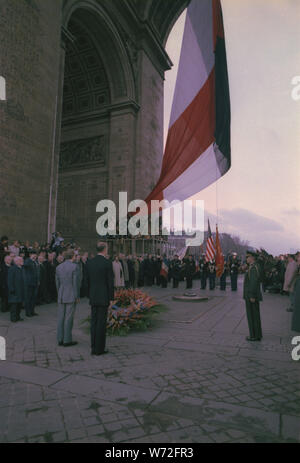 Jimmy Carter et Giscard d'Estaing une gerbe sur France's Arc de Truimph. Banque D'Images