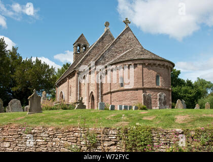 Norman Eglise St Mary et St David de Kilpeck, Herefordshire. Avec une nef, choeur et abside semi-circulaire de la construction. Banque D'Images