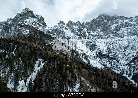 Avis de Civetta dans les Dolomites en Italie le jour de l'hiver. Banque D'Images