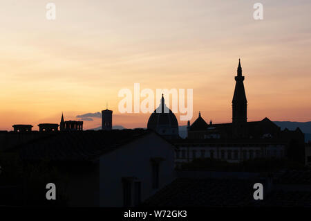 Vue de Florence sihouettes de repères en vue de dessus au coucher du soleil en Italie. Santa Maria del Fiore dans la soirée