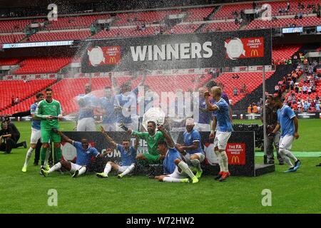 Londres, Royaume-Uni. Le 04 août, 2019. Les joueurs de Manchester City célébrer après avoir remporté le bouclier de la Communauté 2019 .Le bouclier de la Communauté FA, Liverpool v Manchester City au stade de Wembley à Londres le dimanche 4 août 2019. Cette image ne peut être utilisé qu'à des fins rédactionnelles. Usage éditorial uniquement, licence requise pour un usage commercial. Aucune utilisation de pari, de jeux ou d'un seul club/ligue/dvd publications pic par Chris Stading/Andrew Orchard la photographie de sport/Alamy live news Crédit : Andrew Orchard la photographie de sport/Alamy Live News Banque D'Images
