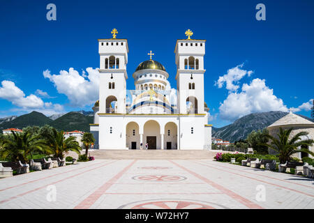 Bar, Monténégro, le 23 mai 2019, le majestueux bâtiment de l'église orthodoxe de Saint Jovan Vladimir avec toit d'or dans bel environnement de montagnes visité b Banque D'Images