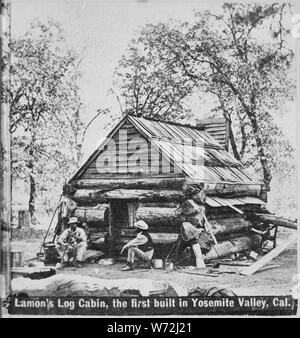 Lamon's log cabin, la première construite en vallée de Yosemite (Californie) leur travail achevé, deux hommes assis sur des souches à l'avant du produit fini, ca. 1895 Banque D'Images