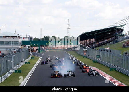 Budapest, Hongrie. Le 04 août, 2019. Lewis Hamilton de Mercedes AMG Petronas Motorsport sur la piste au premier tour pendant le Grand Prix F1 de Hongrie Crédit : Marco Canoniero/Alamy Live News Banque D'Images