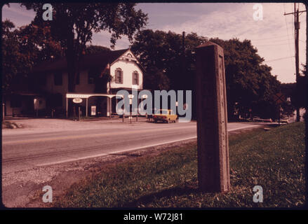 L'édifice de la rue principale dans la péninsule, l'Ohio, près de Akron, abrite le bureau de poste et une boutique de cadeaux. Autrefois c'ÉTAIT UN MAGASIN GÉNÉRAL ET FORGE, construit dans les années 1860. C'est l'un des plusieurs restaurations DANS LE VILLAGE QUI EST SITUÉ À L'INTÉRIEUR DU NOUVEAU Cuyahoga Valley National Recreation Area, situé à 20 milles de terres non aménagées entre le district métropolitain de Cleveland et d'Akron. Le NATIONAL PARK SERVICE TRAVAILLE SUR UN PLAN DIRECTEUR POUR LA ZONE Banque D'Images