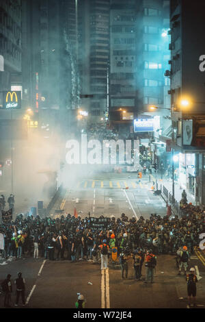 Hong Kong- 05 Août 2019 : Hong Kong, la police a utilisé des gaz lacrymogènes pour rejeter la bombe des manifestants dans Causeway Bay de Hong Kong. Banque D'Images