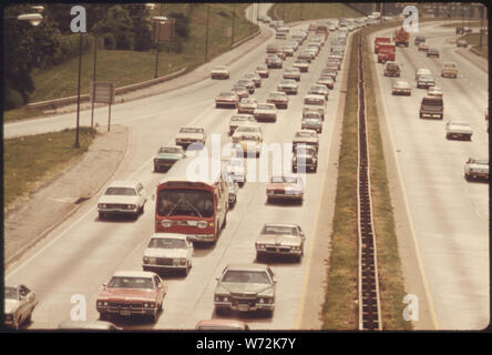 METROPOLITAN Atlanta Rapid Transit Authority (MARTA) BUS À L'HEURE DE POINTE SUR L'autoroute. Le prix, qui a été ramené de 40 à 15 cents par trajet, a attiré un nombre croissant de passagers. En 1974, le système a effectué 73 727 000 passagers, SOIT UNE AUGMENTATION DE 27 pour cent par rapport à 1970. Plus de gens ont été attirés par de nouveaux autobus, de nouveaux itinéraires, service de nuit, 100 PASSAGERS EN ATTENTE D'HÉBERGEMENT ET LES PARKING. Une fois par mois MARTA TIENT UNE SÉANCE DE CONSULTATION PUBLIQUE Banque D'Images