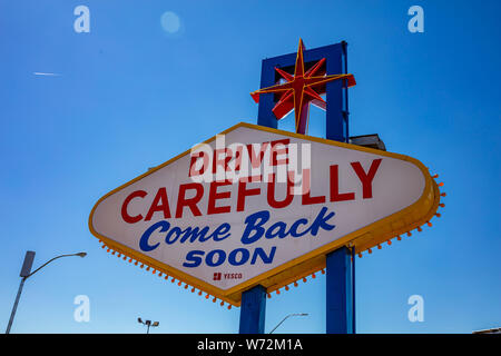 Las Vegas, Nevada, USA. 29 mai, 2019. Conduire avec prudence, revenez bientôt billboard. Journée de printemps ensoleillée, ciel bleu Banque D'Images