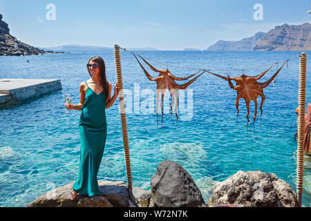 Jeune femme en robe sur le fond de la mer et d'une pieuvre sur une corde Banque D'Images