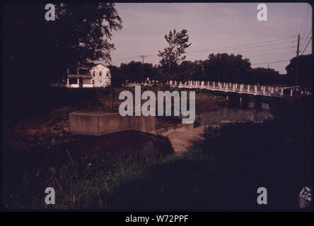 OHIO-ERIE CANAL LOCK ET DÉVERSOIR ET DE COLLINE ET LES ROUTES DU CANAL AU VALLEY VIEW, près de Cleveland, Ohio. Le CANAL, QUI RELIE LE LAC ÉRIÉ ET D'Akron, a été construite grâce à la Cuyahoga Valley entre 1825 et 1827. COMMERCE DE L'EAU A FOURNI L'élan nécessaire pour les colons à s'INSTALLER DANS LA RÉGION ET À L'industrialisation à l'EXTÉRIEUR DE LA VALLÉE. Le CANAL EST MAINTENANT UNE PARTIE DE LA Cuyahoga Valley National Recreation Area SITUÉ ENTRE CLEVELAND ET AKRON Banque D'Images