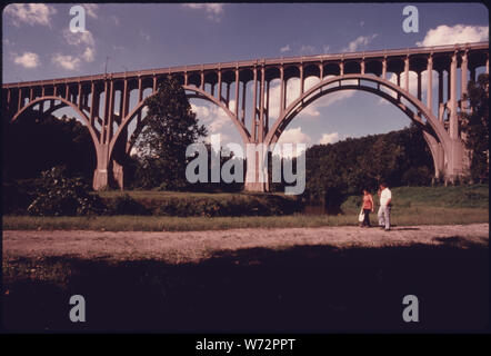 L'AUTOROUTE DE L'OHIO 82 pont enjambe la vallée CUYAHOGA ET LA OHIO-ERIE CANAL AU-DELÀ DES RANDONNEURS, À PROXIMITÉ DE CLEVELAND (OHIO). Cette région FAIT PARTIE DU Cuyahoga Valley National Recreation Area qui contient 30 000 ACRES ET EST LE DERNIER GRAND TERRAIN EN RESTANT ENTRE LES ZONES MÉTROPOLITAINES DE CLEVELAND ET AKRON L'AIRE DE LOISIRS A vu le jour lorsque signé DANS LA LOI PAR LE PRÉSIDENT EN DÉCEMBRE 1974. Les fonctionnaires SONT MAINTENANT EN ATTENTE POUR LE CONGRÈS D'ARGENT POUR ACHETER DES TERRAINS APPROPRIÉS Banque D'Images