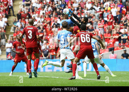 Londres, Royaume-Uni. Le 04 août, 2019. Gardien de Liverpool Alisson Becker sauts et demande le ballon. Le bouclier de la Communauté FA, Liverpool v Manchester City au stade de Wembley à Londres le dimanche 4 août 2019. Cette image ne peut être utilisé qu'à des fins rédactionnelles. Usage éditorial uniquement, licence requise pour un usage commercial. Aucune utilisation de pari, de jeux ou d'un seul club/ligue/dvd publications pic par Chris Stading/Andrew Orchard la photographie de sport/Alamy live news Crédit : Andrew Orchard la photographie de sport/Alamy Live News Banque D'Images