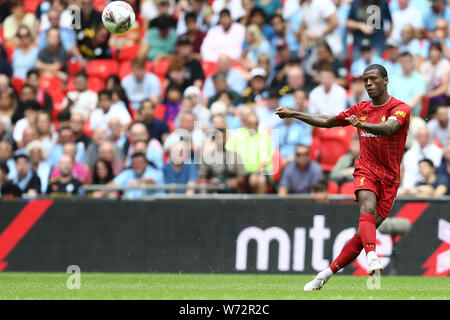 Londres, Royaume-Uni. Le 04 août, 2019. Georginio Wijnaldum de Liverpool passe le ballon. Le bouclier de la Communauté FA, Liverpool v Manchester City au stade de Wembley à Londres le dimanche 4 août 2019. Cette image ne peut être utilisé qu'à des fins rédactionnelles. Usage éditorial uniquement, licence requise pour un usage commercial. Aucune utilisation de pari, de jeux ou d'un seul club/ligue/dvd publications pic par Chris Stading/Andrew Orchard la photographie de sport/Alamy live news Crédit : Andrew Orchard la photographie de sport/Alamy Live News Banque D'Images