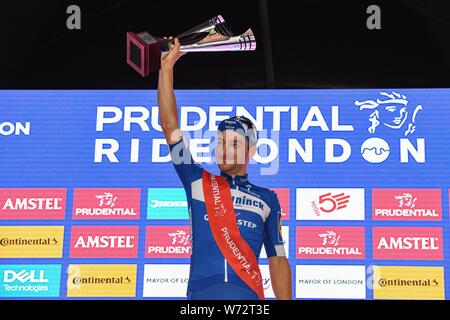 Londres, Royaume-Uni. Le 04 août, 2019. Elia Viviani victoires RideLondon-Surrey Classic à la présentation au cours de Prudential RideLondon gagnant au centre commercial le dimanche, Août 04, 2019 à Londres, Royaume-Uni. Credit : Taka G Wu/Alamy Live News Banque D'Images