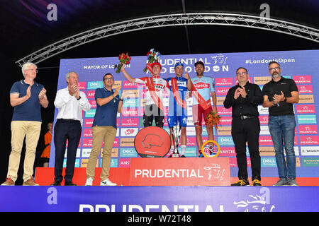 Londres, Royaume-Uni. Le 04 août, 2019. Elia Viviani - le gagnant, (centre), Stan Dewulf (à gauche) vainqueur du prix de la combativité et Alex Edward (droite) vainqueur du genre de la montagne avec les organisations officielles à la présentation du gagnant après la RideLondon-Surrey Prudential RideLondon classique pendant au Mail on Sunday, June 04, 2019 à Londres, Royaume-Uni. Credit : Taka G Wu/Alamy Live News Banque D'Images