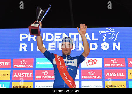 Londres, Royaume-Uni. Le 04 août, 2019. Elia Viviani victoires RideLondon-Surrey Classic à la présentation au cours de Prudential RideLondon gagnant au centre commercial le dimanche, Août 04, 2019 à Londres, Royaume-Uni. Credit : Taka G Wu/Alamy Live News Banque D'Images