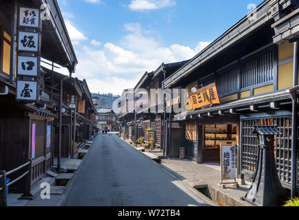 Les bâtiments traditionnels japonais sur Kamisannomachi, une rue de la vieille-Sanmachi suji district,Takayama, Gifu Prefecture, Honshu, Japan Banque D'Images