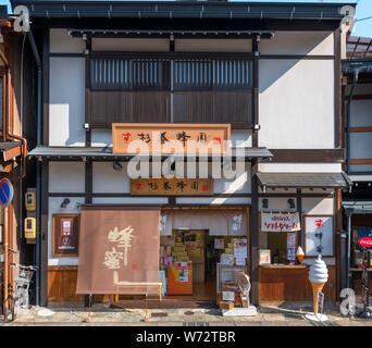 Boutique traditionnelle sur Kamisannomachi, une rue de la vieille-Sanmachi suji district,Takayama, Gifu Prefecture, Honshu, Japan Banque D'Images