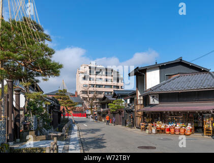 Magasins et bâtiments traditionnels japonais sur Shinmeimachi, une rue de la vieille-Sanmachi suji district,Takayama, Gifu Prefecture, Honshu, Japan Banque D'Images