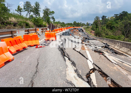 Gros dommages de route asphaltée sur le flanc de la cause de fortes pluies dans le nord de la terre et de la Thaïlande Banque D'Images