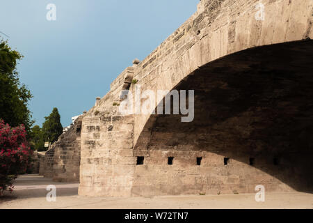 Ancien pont traversant l'ancien lit de la rivière du fleuve Turia à Valence, Espagne Banque D'Images