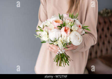 Bouquet de mariée avec blanc. Beau bouquet de fleurs en main femme. Concept boutique de fleurs . Beau bouquet frais. Livraison de fleurs Banque D'Images