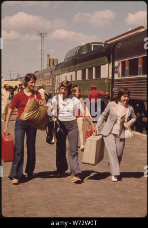 Passagers À TRACKSIDE À LA Fargo, Dakota du Nord, Gare Amtrak'S EMPIRE BUILDER, EN ROUTE DE CHICAGO À EAST GLACIER PARK, MONTANA ET SEATTLE, WASHINGTON, était SEPT HEURES DE RETARD EN RAISON D'UN LAVAGE DU PONT. AMTRAK EST RESPONSABLE DE LA PLUPART des services ferroviaires voyageurs interurbains aux États-Unis, mais loue l'UTILISATION DE LA VOIE FERRÉE DU CHEMIN DE FER DU PAYS Banque D'Images