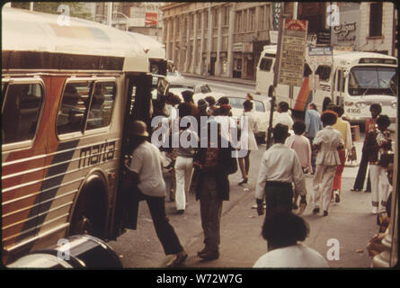 Les passagers À ATLANTA, GÉORGIE, BORD D'UN Metropolitan Atlanta Rapid Transit Authority (MARTA) BUS DURANT LES HEURES DE POINTE d'USAGERS A AUGMENTÉ DE 27 POUR CENT DE 1970 À 1974 OÙ IL A ATTEINT 73 727 000 passagers, L'AUGMENTATION A EU LIEU POUR UN CERTAIN NOMBRE DE RAISONS, y compris de nouveaux autobus, de nouveaux itinéraires, service de nuit, 100 places d'hébergement, PARKING FRINGE ET UNE BAISSE DE TARIF DE 40 À 15 CENTS UNE FOIS PAR MOIS MARTA TIENT UNE SÉANCE DE CONSULTATION PUBLIQUE Banque D'Images