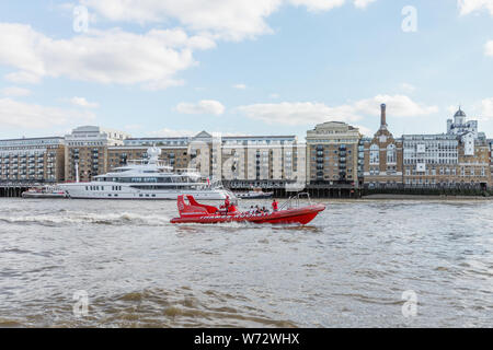 London / UK, 15 juillet 2019 - Thames Rockets visites bateau de vitesse excès de vitesse en bas de la rivière Thames, en face de Butlers Wharf Banque D'Images