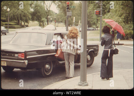 Les gens trouvent DIFFICILE DE SE RENDRE EN TAXI AU COURS D'UNE GRÈVE DE BUS À WASHINGTON, DISTRICT DE COLUMBIA, EN MAI, 1974. Quelque 250 000 PERSONNES ONT ÉTÉ CONTRAINTES DE TROUVER D'AUTRES MÉTHODES DE TRANSPORT HABITUELLEMENT LA VOITURE. Les embouteillages monumentaux ONT ÉTÉ LE RÉSULTAT, CAR LES CHAUFFEURS APPRIS IL Y AVAIT PLUS DE VOITURES QUE DE PLACES DE STATIONNEMENT légalement, LE SYSTÈME DE BUS MÉTRO A NORMALEMENT 1 800 autobus SUR LES RUES PENDANT LES HEURES DE POINTE DU MATIN ET DU SOIR Banque D'Images