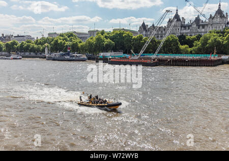 London / UK, 15 juillet 2019 - L'expérience de côtes Thames sightseeing bateau de vitesse en accélérant le long de la rivière Thames Banque D'Images