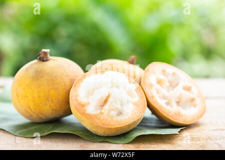 Close up Santol tropical fruit sur table en bois et avec l'arrière-plan flou vert Banque D'Images