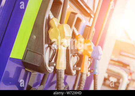 Pompes à carburant coloré/buse de carburant à la station de gaz en Thaïlande Banque D'Images