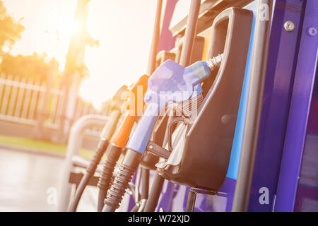 Pompes à carburant coloré/buse de carburant à la station de gaz en Thaïlande Banque D'Images