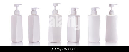 Pompe blanche bouteille de plastique utilisé pour le shampooing ou le savon. Studio shot isolé sur fond blanc Banque D'Images
