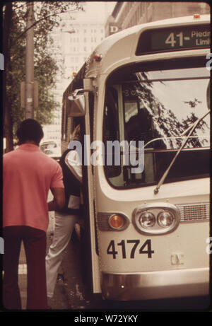 Les passagers à bord d'un Metropolitan Atlanta Rapid Transit Authority (MARTA) Bus au centre-ville d'Atlanta, Géorgie. En 1974, le système a effectué 73 727 000 passagers, soit une augmentation de 27 pour cent depuis 1970. Beaucoup de ces nouveaux passagers ont attiré pour la première fois. L'augmentation s'est produite pour un certain nombre de raisons, y compris de nouveaux autobus, de nouveaux itinéraires, service de nuit, des parking, 100 passagers en attente d'hébergement et une diminution dans le prix du billet de 40 à 50 cents. Juin, 1974 Banque D'Images