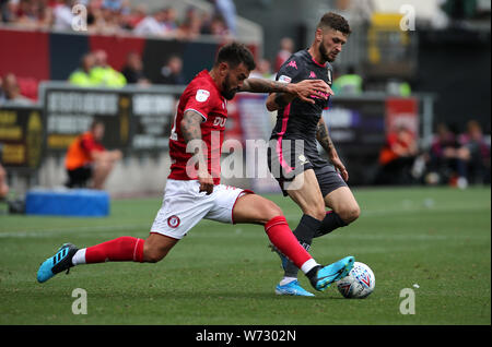 Bristol City's Marlon Pack (à gauche) et de Leeds United Mateusz Klich bataille pour le ballon pendant le match de championnat à Sky Bet Ashton Gate, Bristol. Banque D'Images