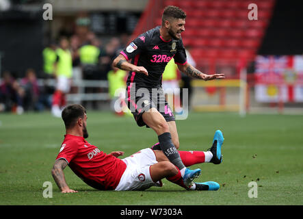 Bristol City's Marlon Pack (à gauche) et de Leeds United Mateusz Klich bataille pour le ballon pendant le match de championnat à Sky Bet Ashton Gate, Bristol. Banque D'Images